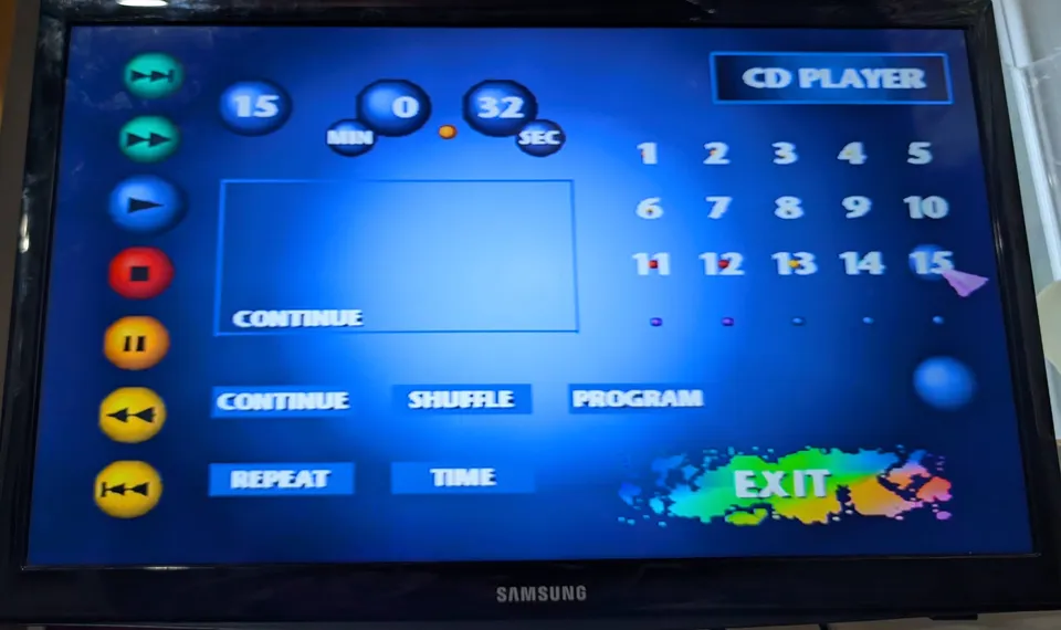 L’écran du lecteur CD, qui charge à vitesse normale après le nettoyage de la lentille.