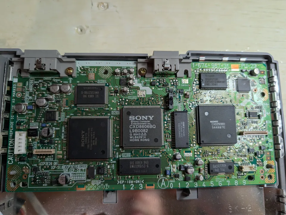 La carte mère, côté composants. Plus propre que bien des consoles jamais vendues comme brisées.