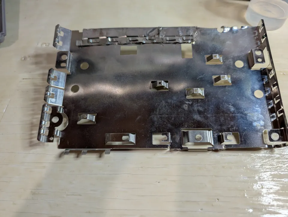 La plaque de blindage, coupée et repliée le long du bord supérieur pour entrer dans un modèle qui n’était pas le sien.