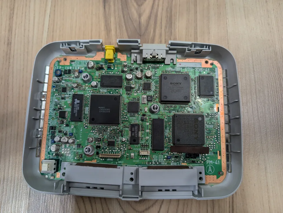La carte après le nettoyage, de retour dans la coque du dessous.