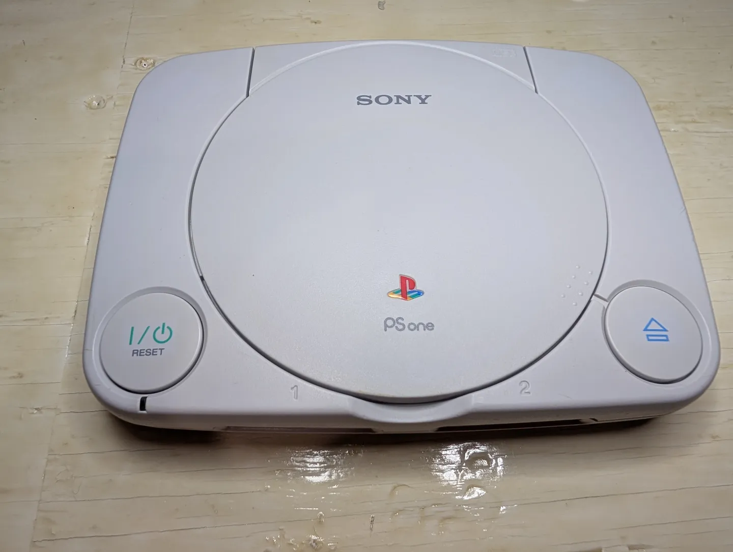 Après: Quelqu’un a modifié cette PSone à la colle chaude